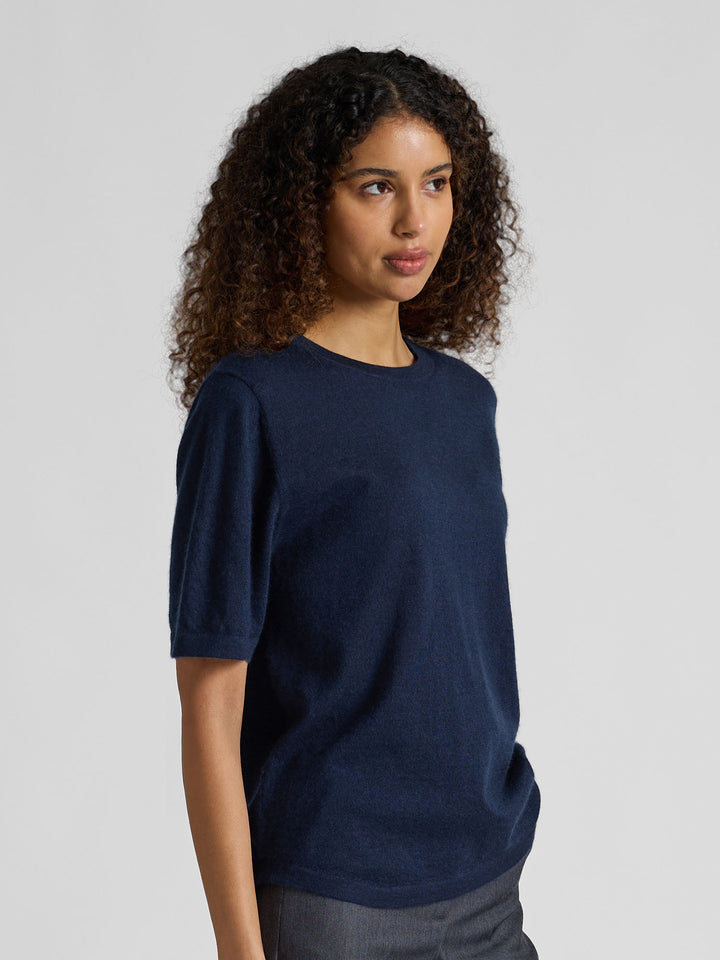 Kortermet kashmir t-skjorte "Airy" i 100% kasjmirull. Farge: Navy / mørk blå. Norsk design fra Kashmina