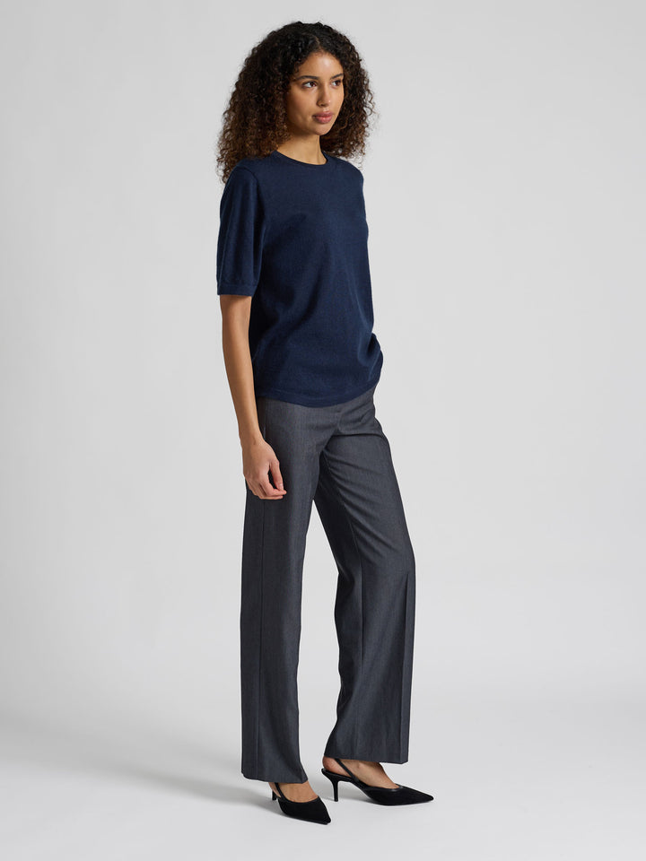 Kortermet kashmir t-skjorte "Airy" i 100% kasjmirull. Farge: Navy / mørk blå. Norsk design fra Kashmina