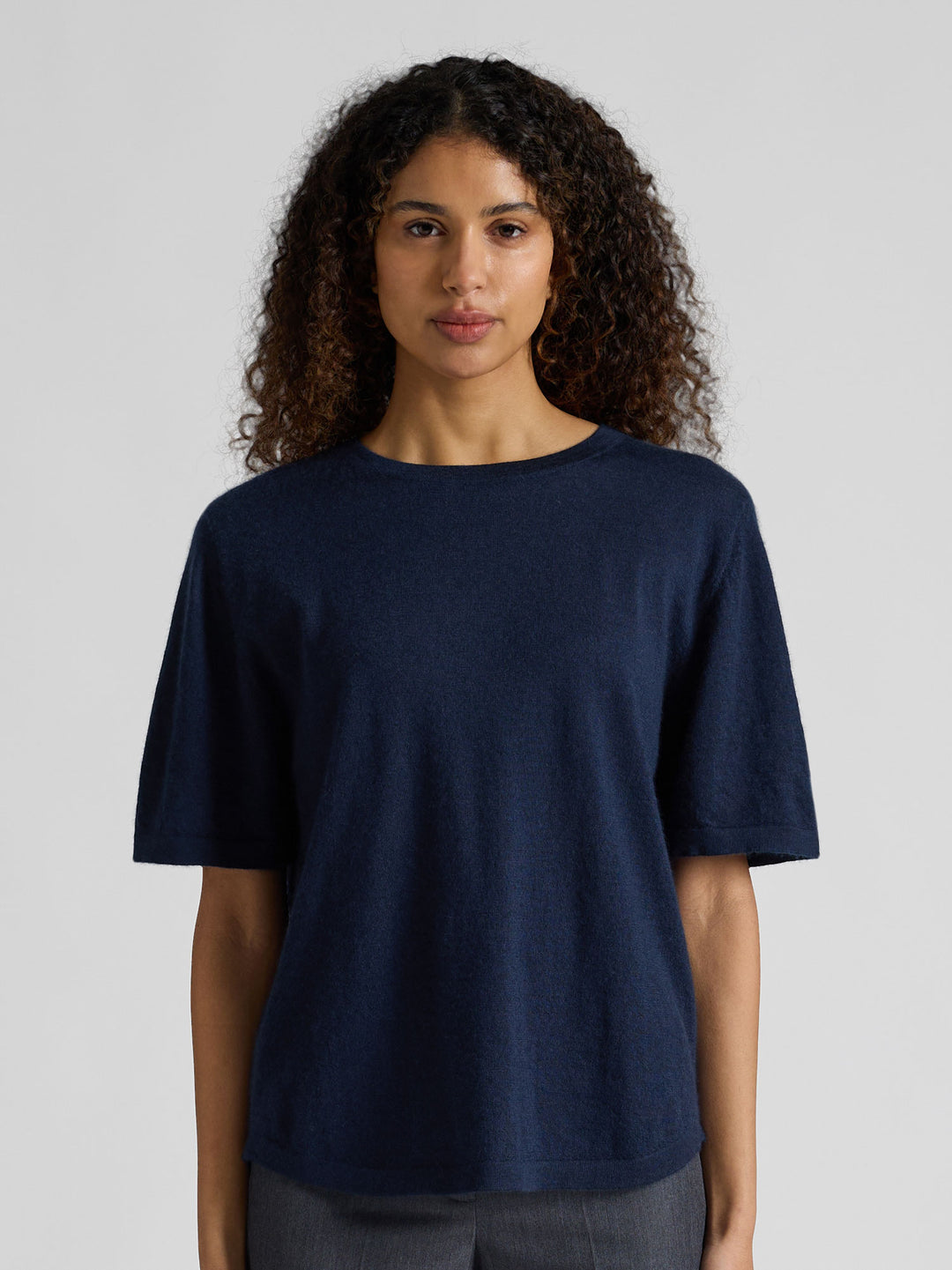 Kortermet kashmir t-skjorte "Airy" i 100% kasjmirull. Farge: Navy / mørk blå. Norsk design fra Kashmina