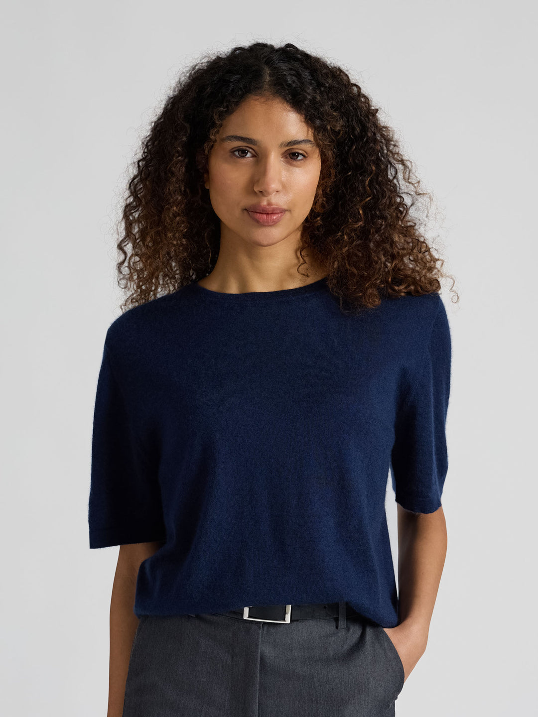 Kortermet kashmir t-skjorte "Airy" i 100% kasjmirull. Farge: Navy / mørk blå. Norsk design fra Kashmina