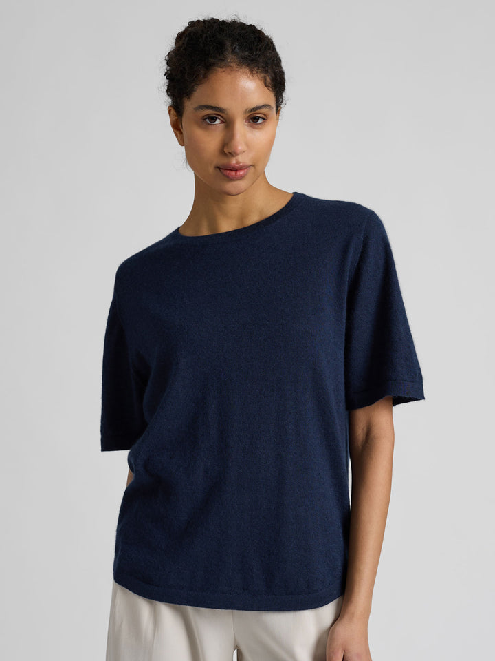 Kortermet kashmir t-skjorte "Airy" i 100% kasjmirull. Farge: Navy / mørk blå. Norsk design fra Kashmina