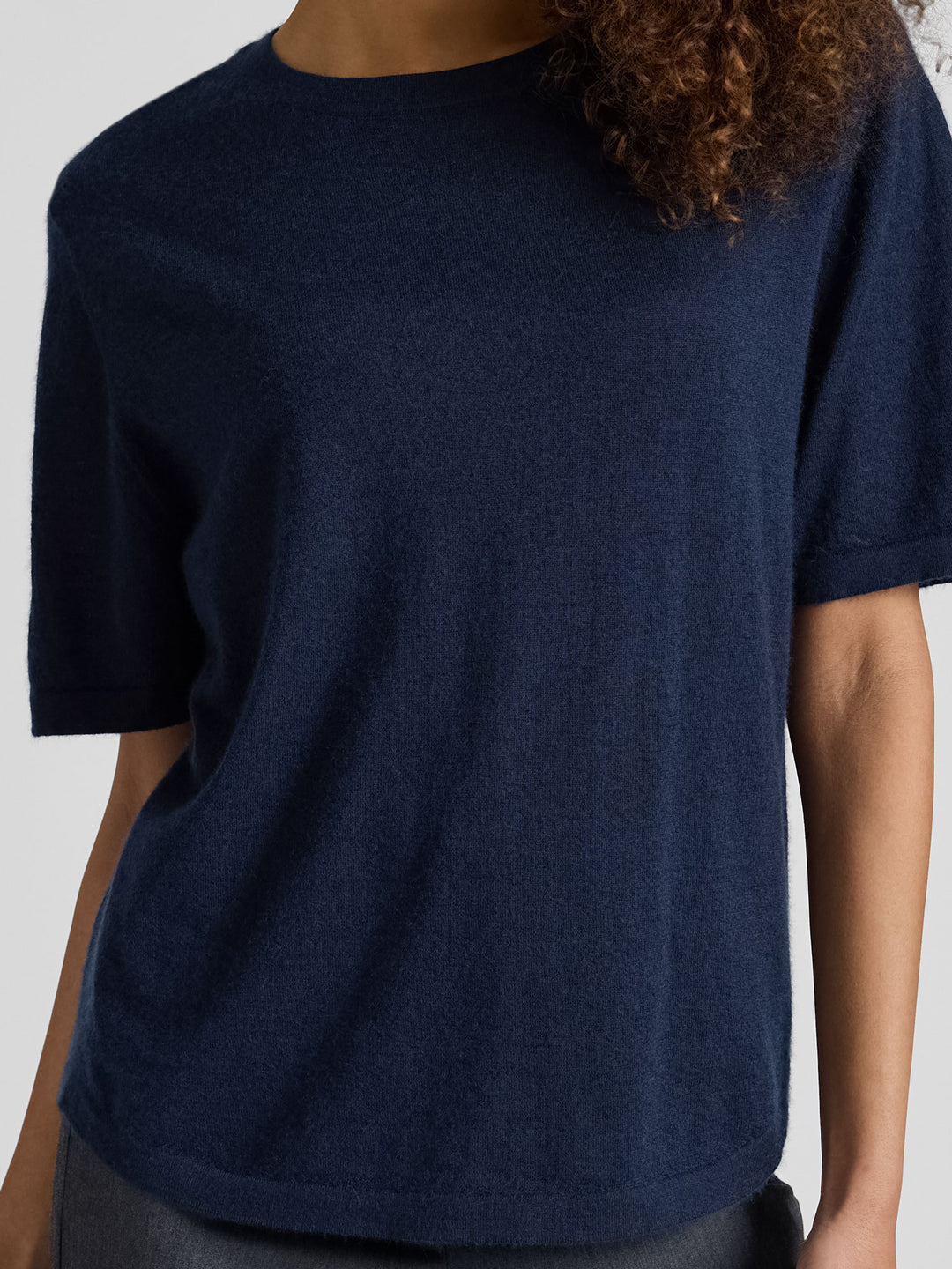Kortermet kashmir t-skjorte "Airy" i 100% kasjmirull. Farge: Navy / mørk blå. Norsk design fra Kashmina
