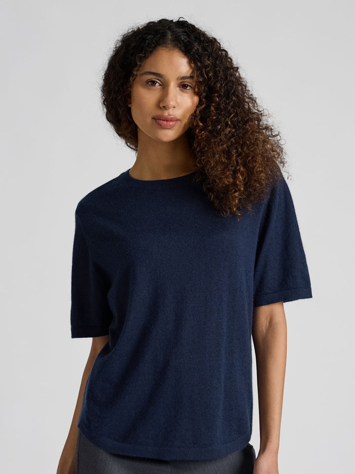 Kortermet kashmir t-skjorte "Airy" i 100% kasjmirull. Farge: Navy / mørk blå. Norsk design fra Kashmina