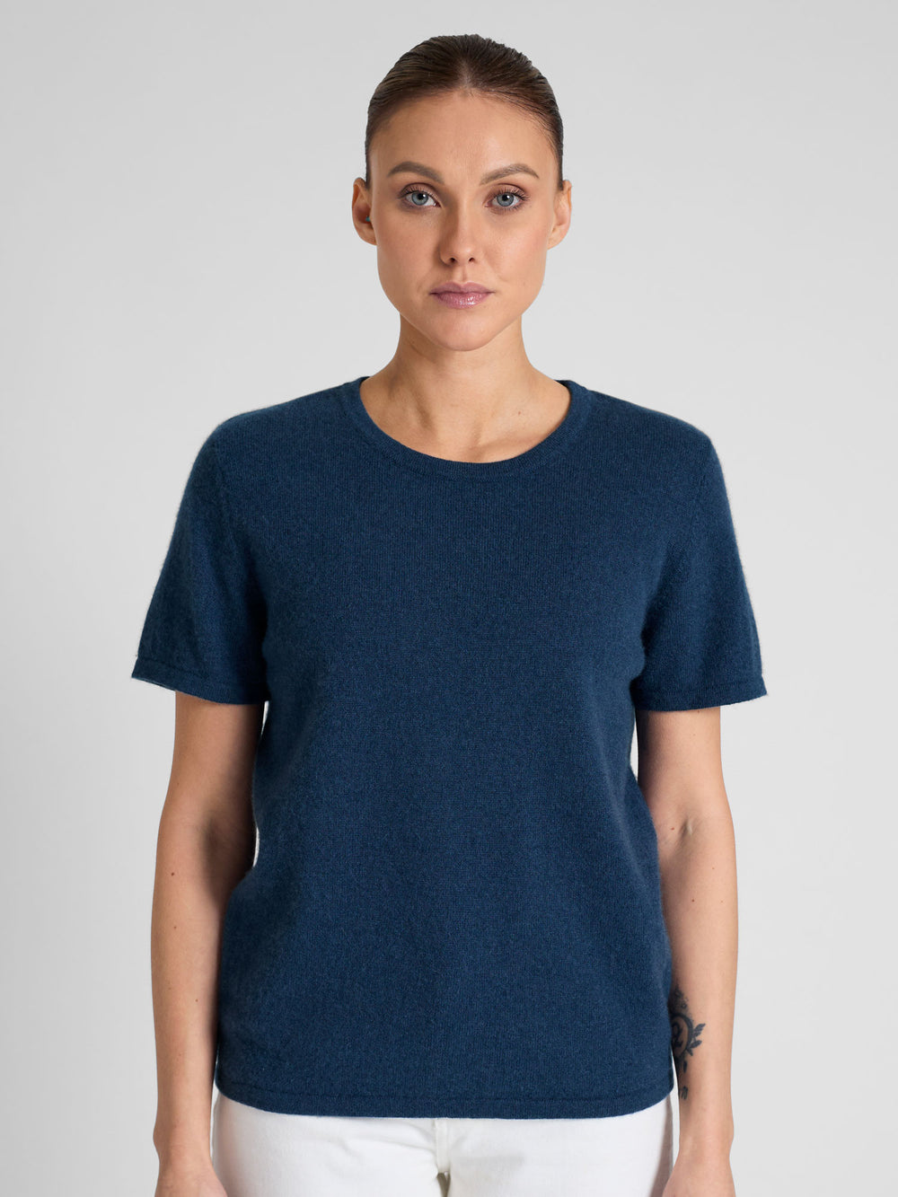 Kashmirgenser t-shirt "Fresh" i 100% ren kashmirull. Norsk design fra Kashmina, Farge: Mountain Blue.