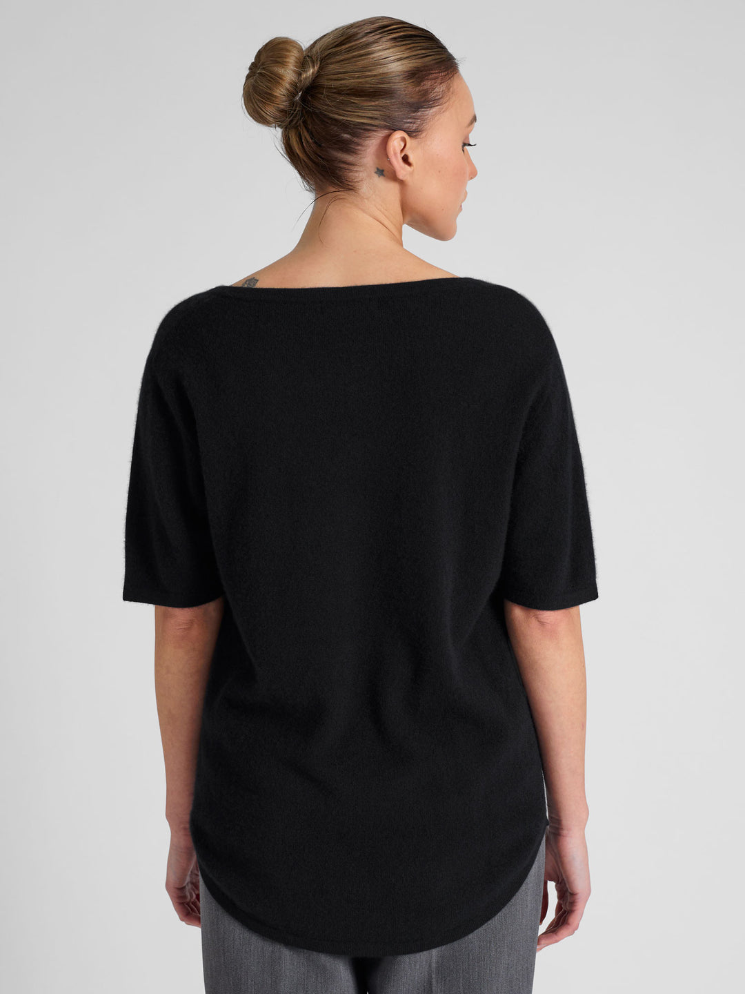 T-skjorte "Iben" i 100% ren kashmir.  Norsk design fra Kashmina. Farge: Sort.