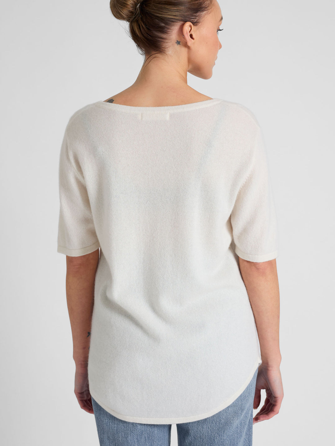 T-skjorte "Iben" i 100% ren kashmir. Norsk design fra Kashmina. Farge: Hvit.