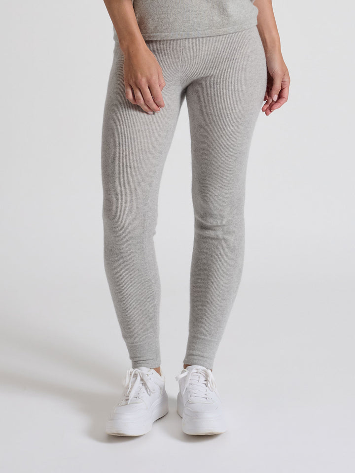 Kashmirbukse "Fride" i 100% ren cashmere. Norsk design fra Kashmina. Farge: Lys Grå.