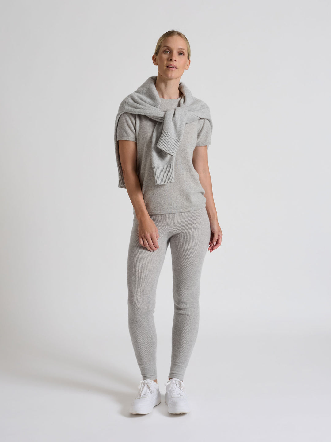 Kashmirbukse "Fride" i 100% ren cashmere. Norsk design fra Kashmina. Farge: Lys Grå.