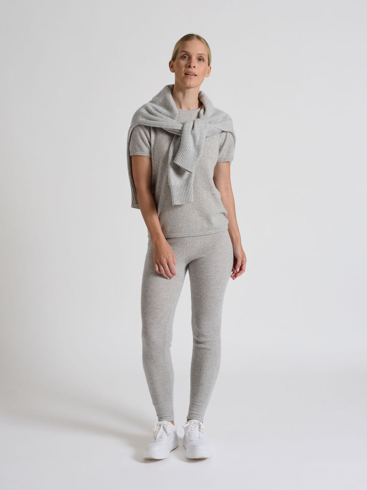 Kashmirbukse "Fride" i 100% ren cashmere. Norsk design fra Kashmina. Farge: Lys Grå.