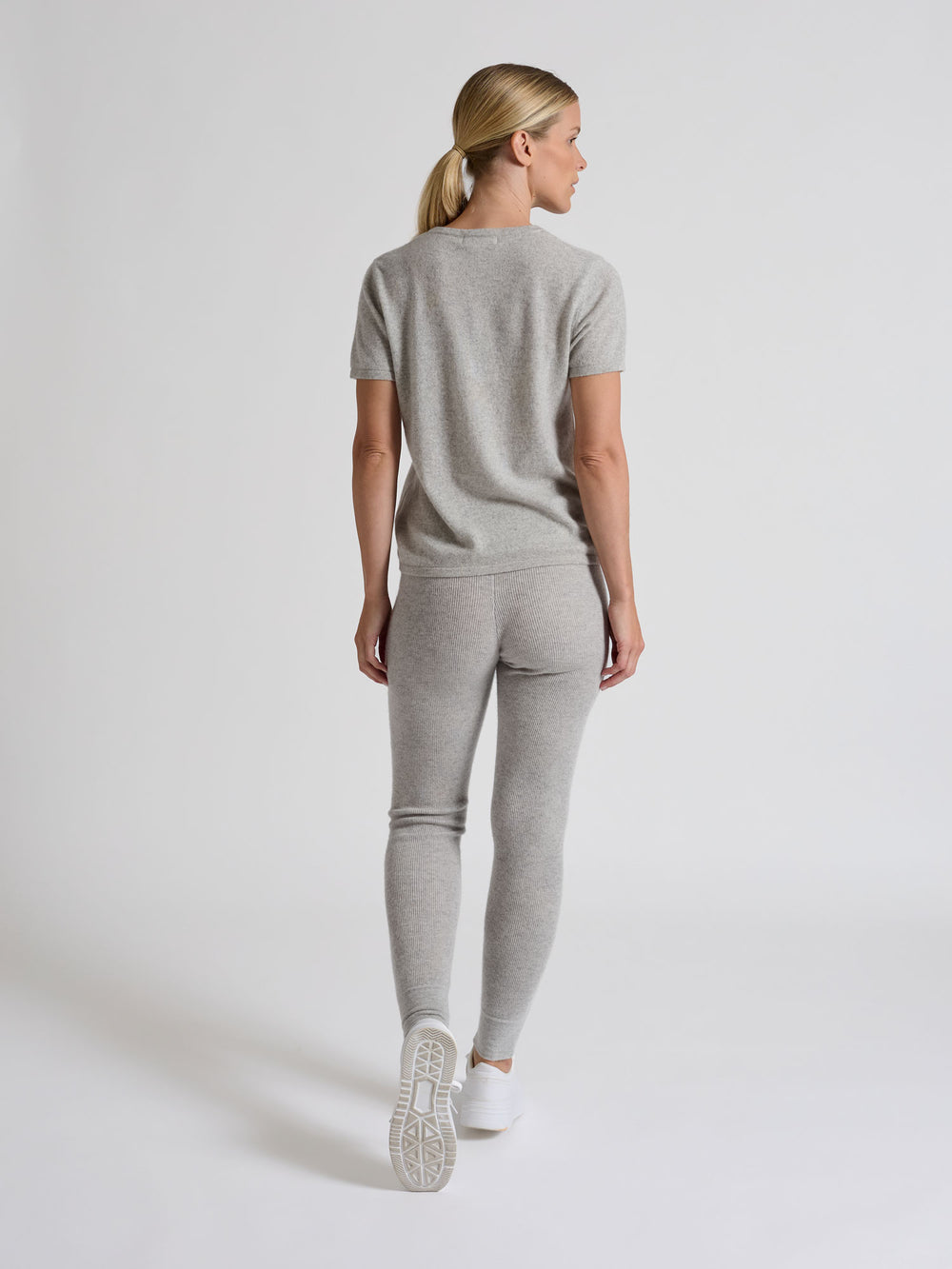 Kashmirbukse "Fride" i 100% ren cashmere. Norsk design fra Kashmina. Farge: Lys Grå.