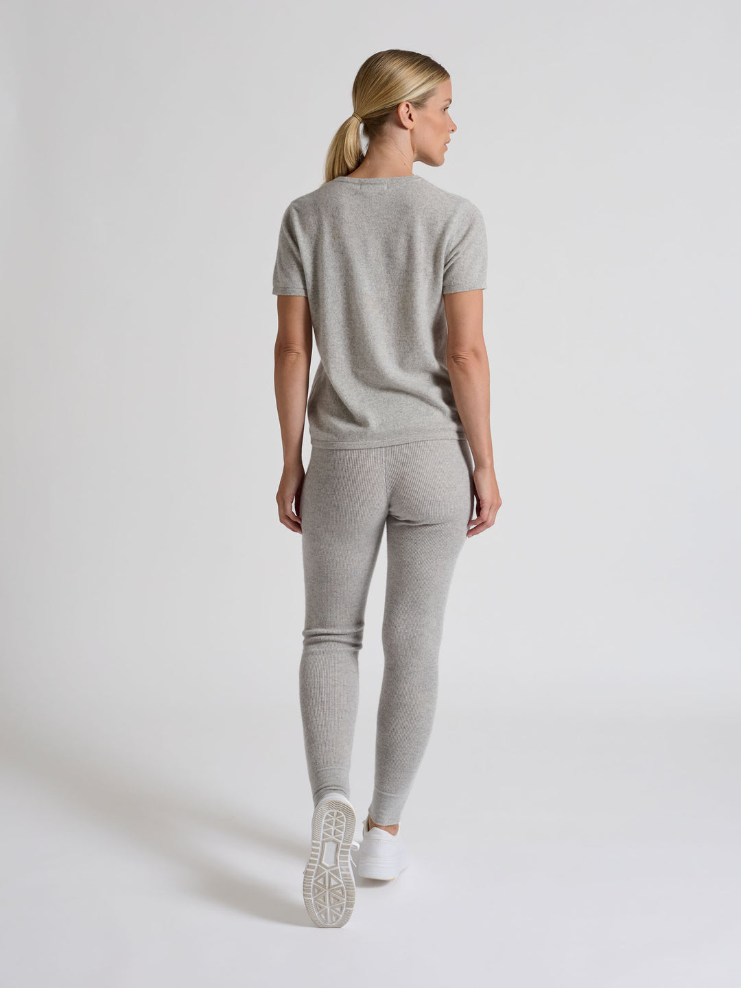 Kashmirbukse "Fride" i 100% ren cashmere. Norsk design fra Kashmina. Farge: Lys Grå.