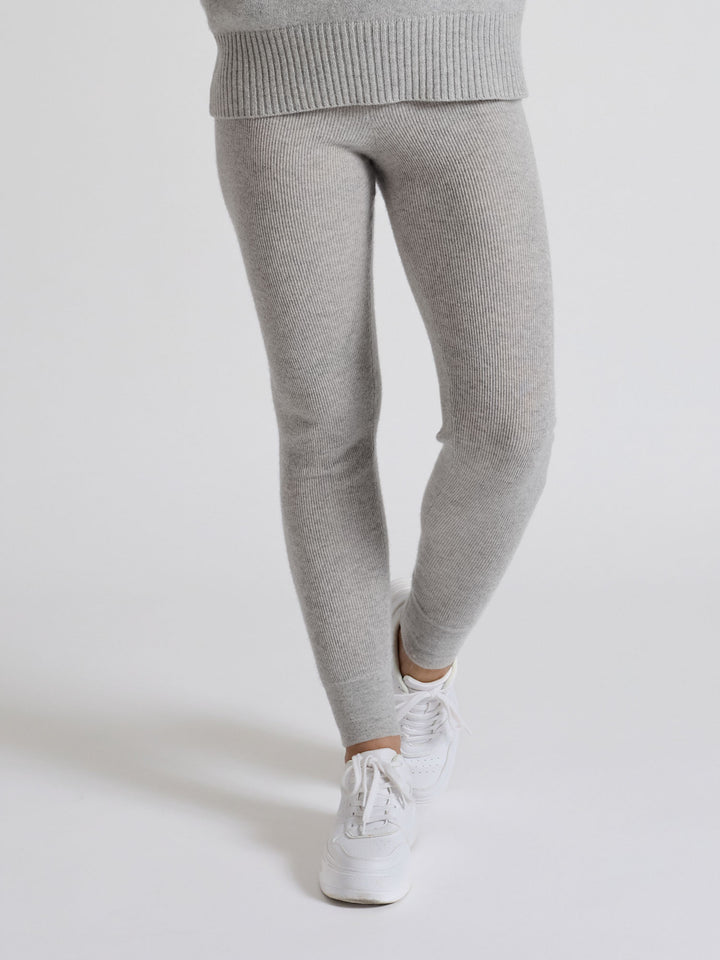 Kashmirbukse "Fride" i 100% ren cashmere. Norsk design fra Kashmina. Farge: Lys Grå.