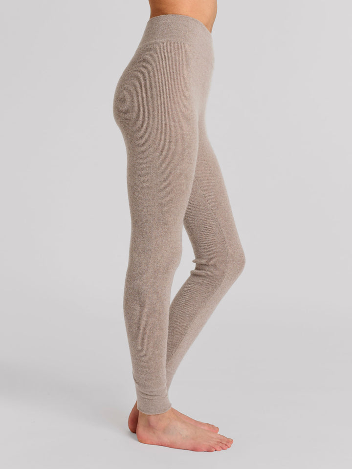 Cashmere tights "Fride" i 100% ren kashmirull. Norsk design fra Kashmina. Farge: Toast.