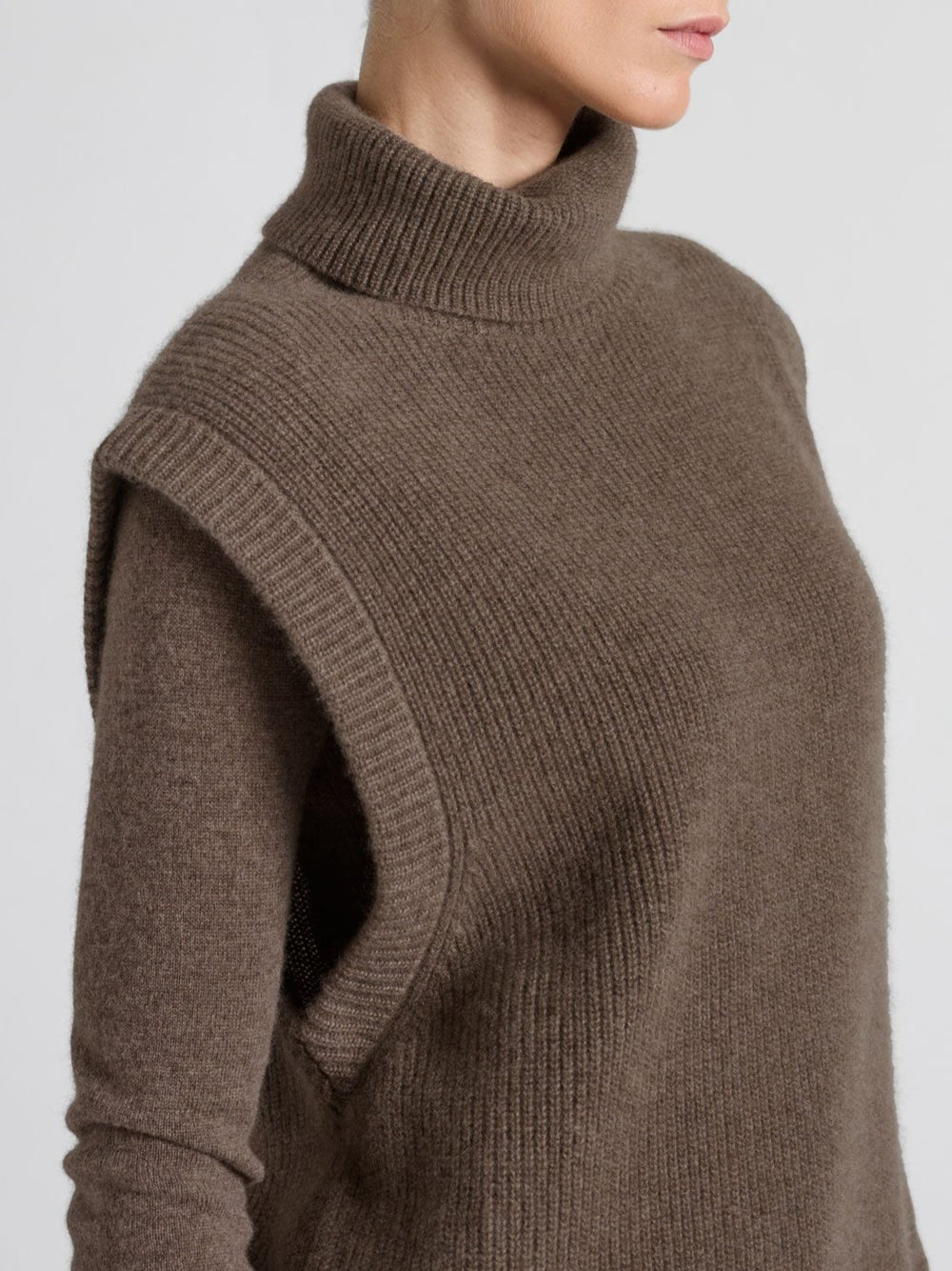 Kashmirvest "Vedis" i 100% ren kasjmirull, cashmere. Norsk design fra Kashmina. Farge: Dark toast.
