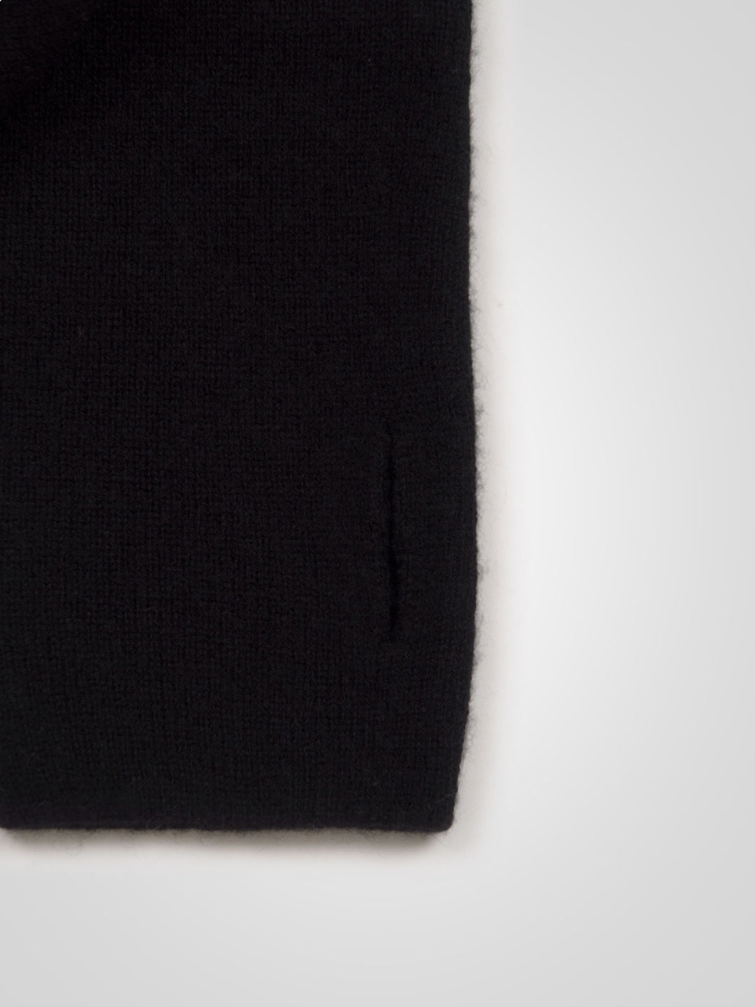 Pulsvarmere "Gulli" i 100% ren kashmir. Norsk design fra Kashmina. Farge: Sort.