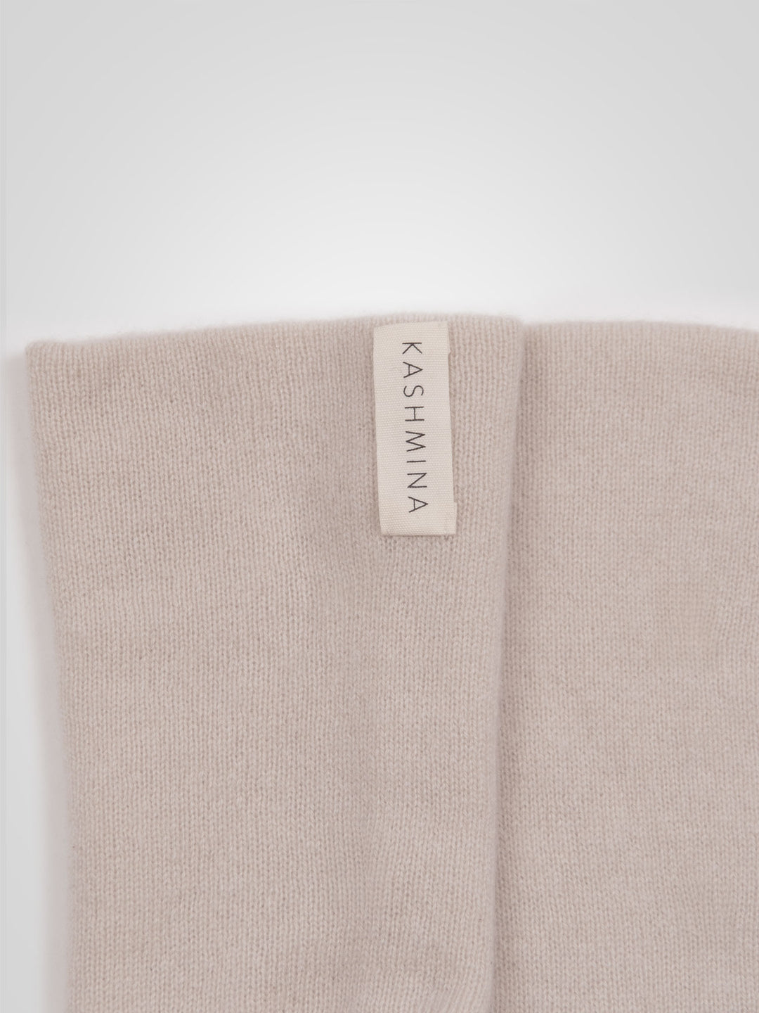 Pulsvarmere "Gulli" i 100% ren kashmir. Norsk design fra Kashmina. Farge: Cream.