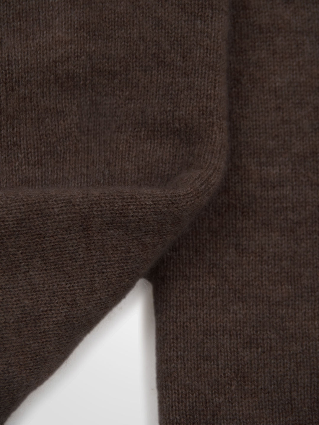 Pulsvarmere "Gulli" i 100% ren kashmir. Norsk design fra Kashmina. Farge: Dark Brown.
