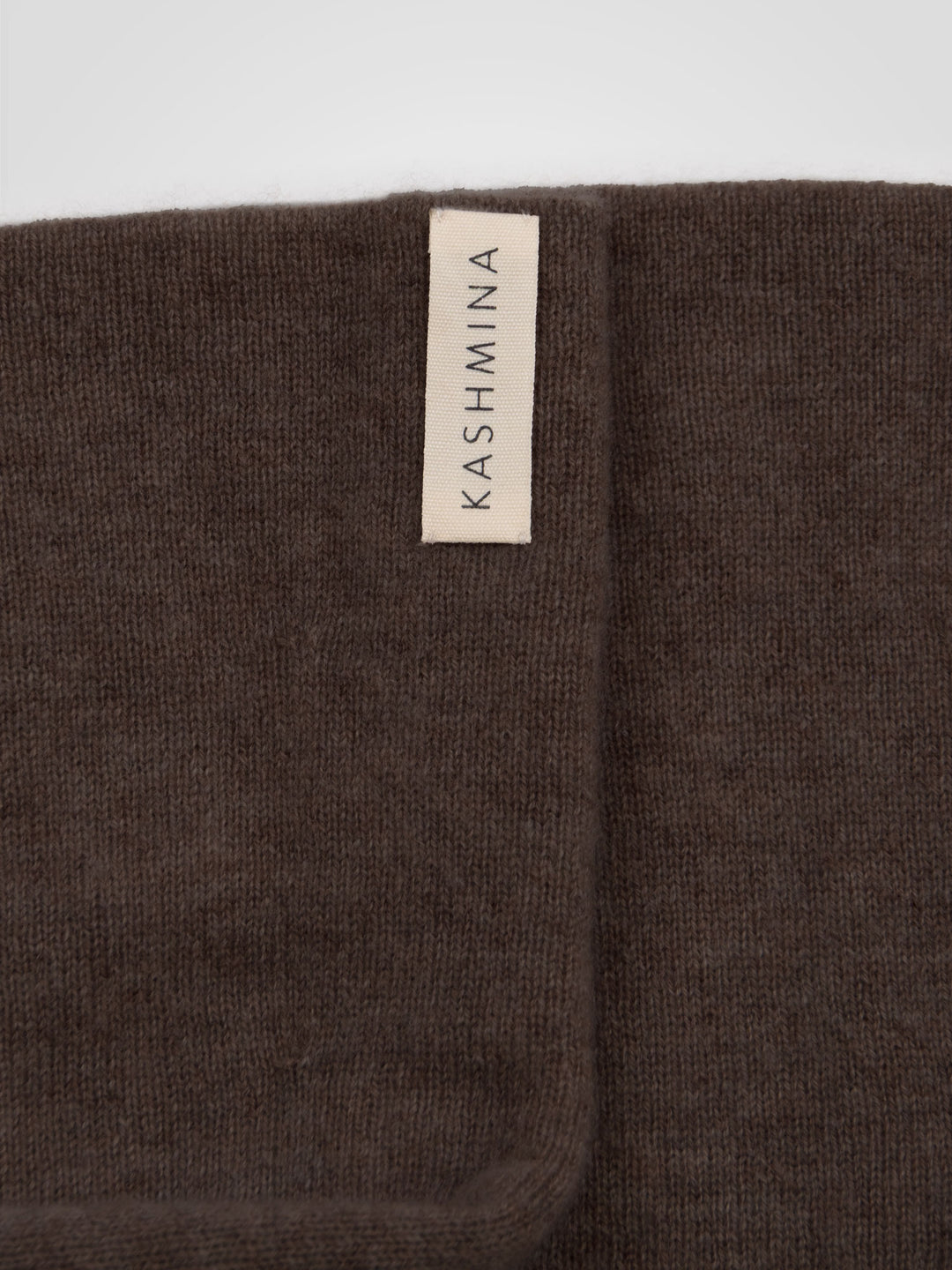 Pulsvarmere "Gulli" i 100% ren kashmir. Norsk design fra Kashmina. Farge: Dark Brown.