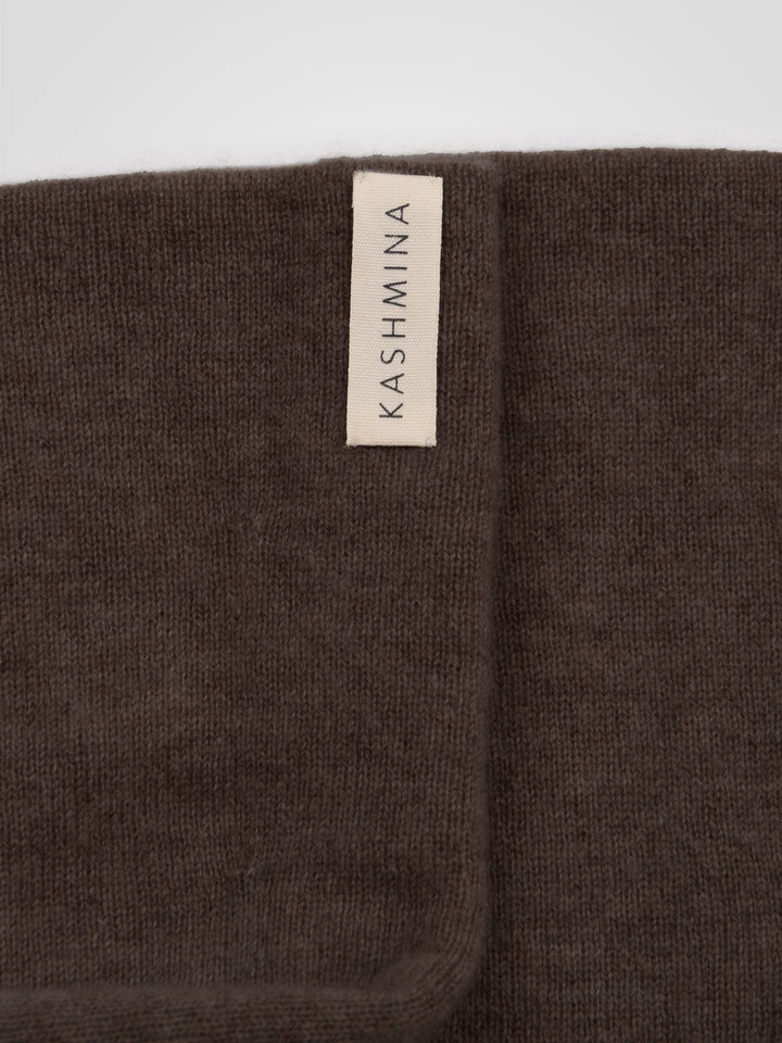 Pulsvarmere "Gulli" i 100% ren kashmir. Norsk design fra Kashmina. Farge: Dark Brown.