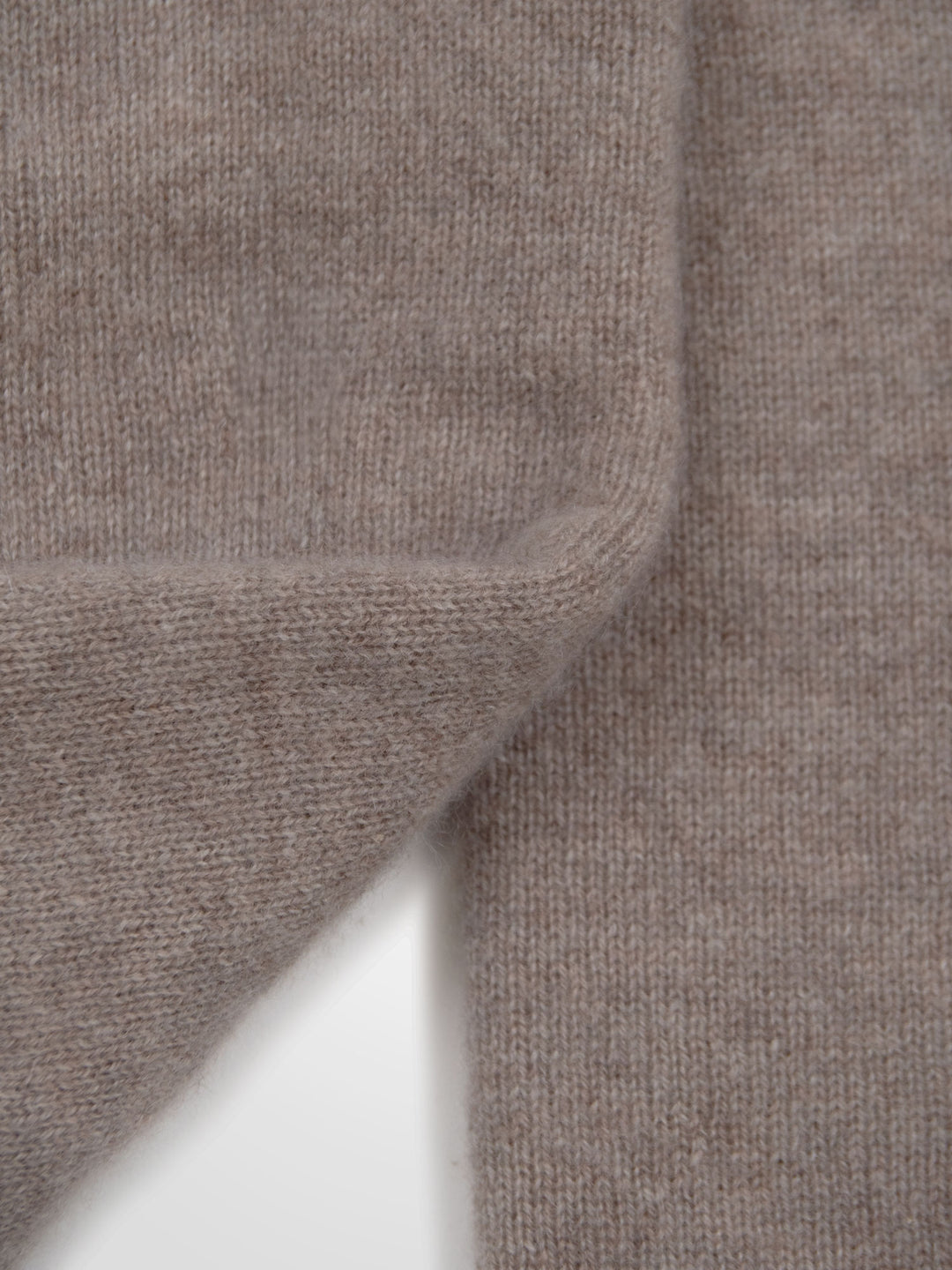 Pulsvarmere "Gulli" i 100% ren kashmir. Norsk design fra Kashmina. Farge: Toast.