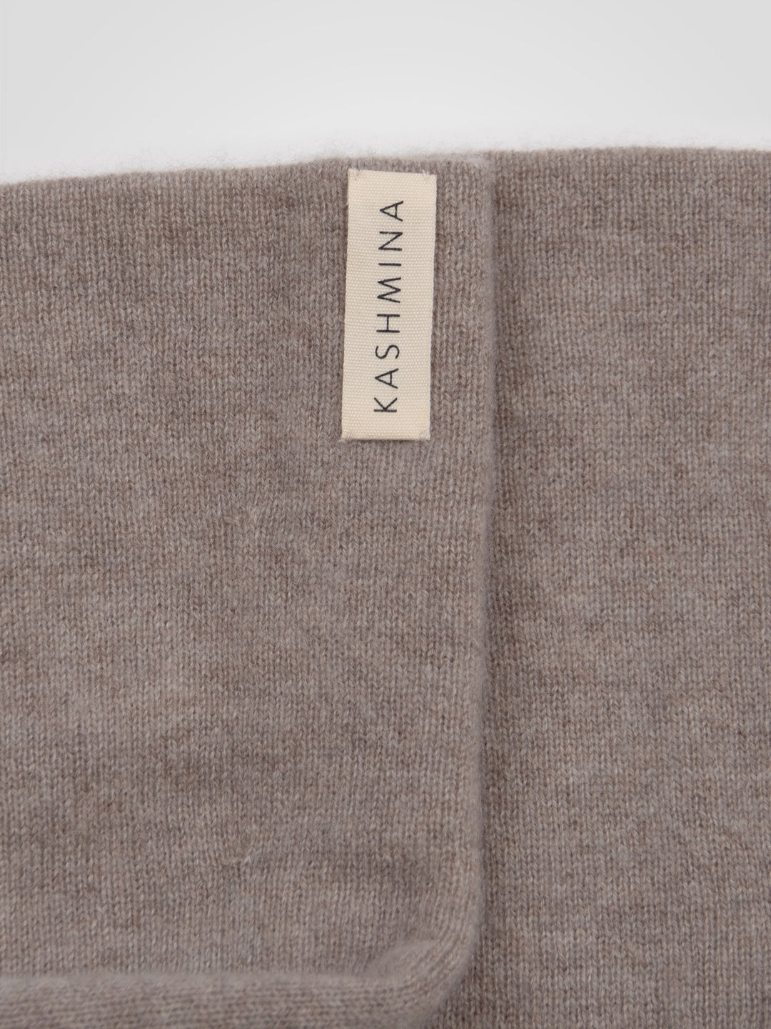 Pulsvarmere "Gulli" i 100% ren kashmir. Norsk design fra Kashmina. Farge: Toast.