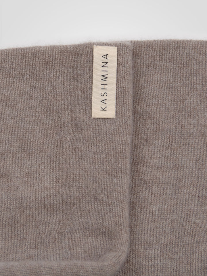 Pulsvarmere "Gulli" i 100% ren kashmir. Norsk design fra Kashmina. Farge: Toast.