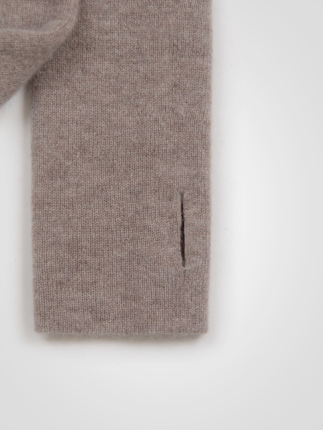 Pulsvarmere "Gulli" i 100% ren kashmir. Norsk design fra Kashmina. Farge: Toast.