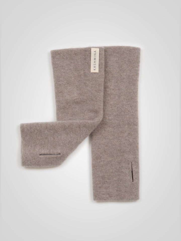 Pulsvarmere "Gulli" i 100% ren kashmir. Norsk design fra Kashmina. Farge: Toast.