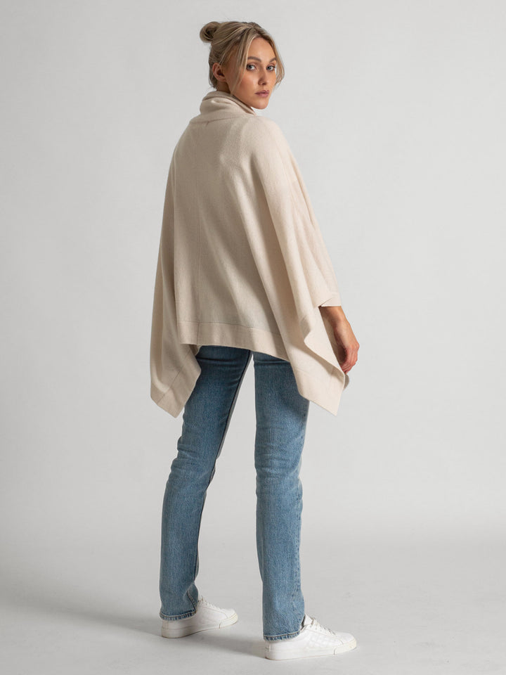 Høyhalset kashmirponcho i 100% kasjmir. Farge: perlemor. Norsk design fra Kashmina.