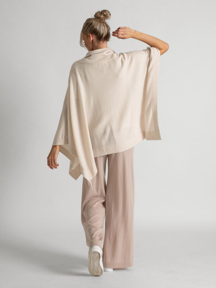 Høyhalset kashmirponcho i 100% kasjmir. Farge: perlemor. Norsk design fra Kashmina.