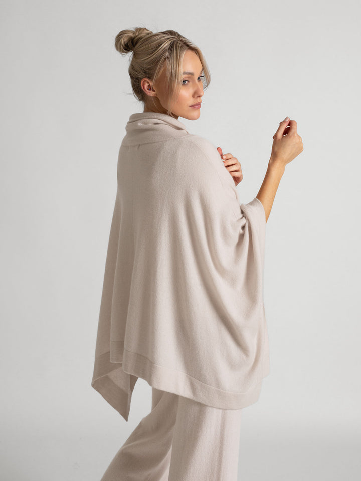 Høyhalset kashmirponcho i 100% kasjmir. Farge: perlemor. Norsk design fra Kashmina.
