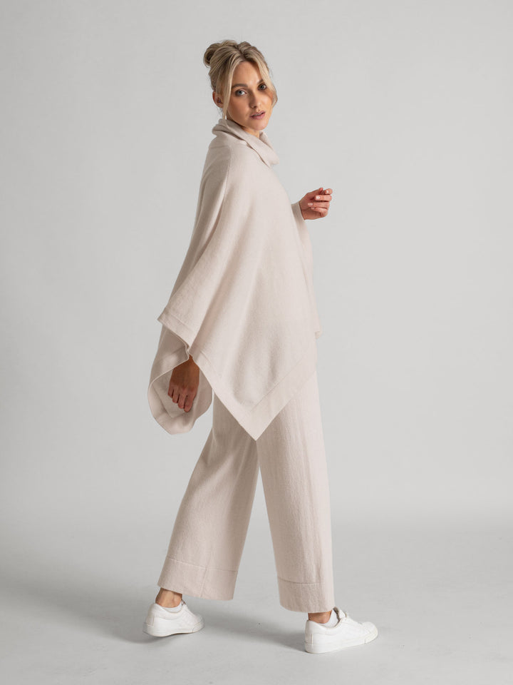 Høyhalset kashmirponcho i 100% kasjmir. Farge: perlemor. Norsk design fra Kashmina.