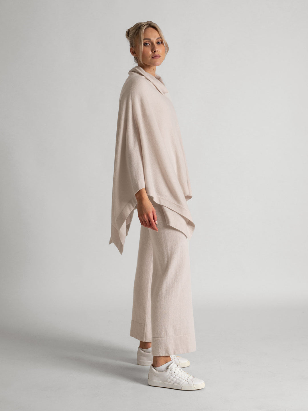 Høyhalset kashmirponcho i 100% kasjmir. Farge: perlemor. Norsk design fra Kashmina.