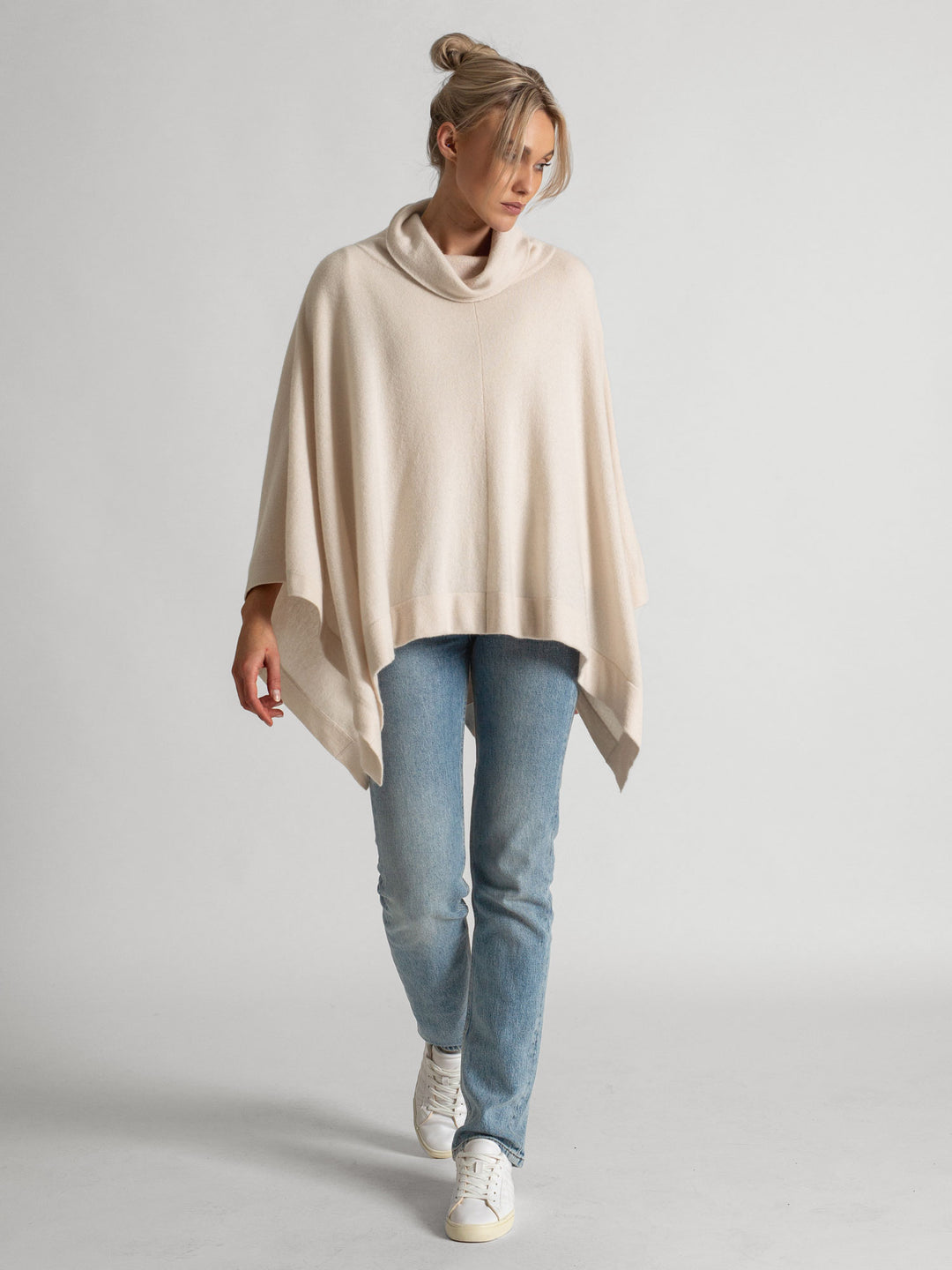 Høyhalset kashmirponcho i 100% kasjmir. Farge: perlemor. Norsk design fra Kashmina.