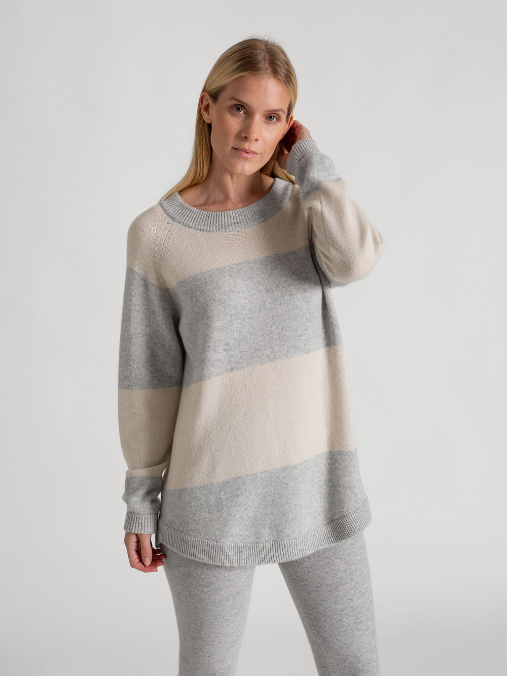 kashmirgenser med striper "Jannike" i 100% ren kasjmirull. Norsk design fra Kashmina. Farge: Lys grå og perlemor.