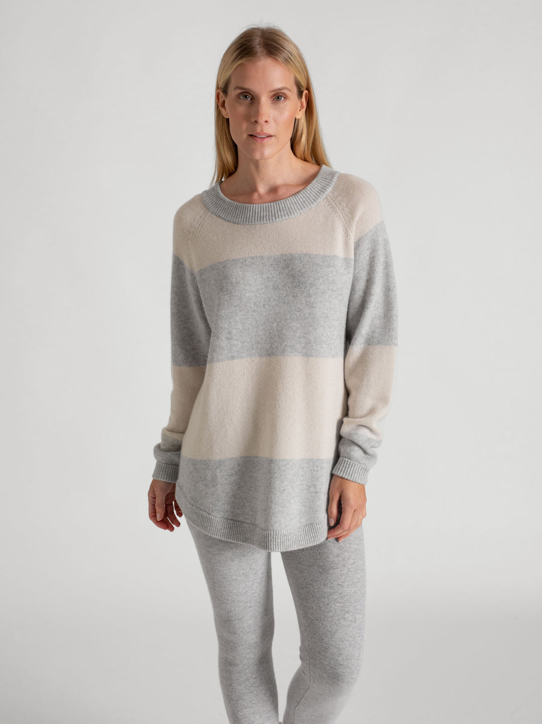kashmirgenser med striper "Jannike" i 100% ren kasjmirull. Norsk design fra Kashmina. Farge: Lys grå og perlemor.