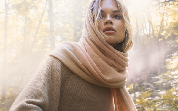 Kashmina ute i skogen med kashmirskjerf Flow
