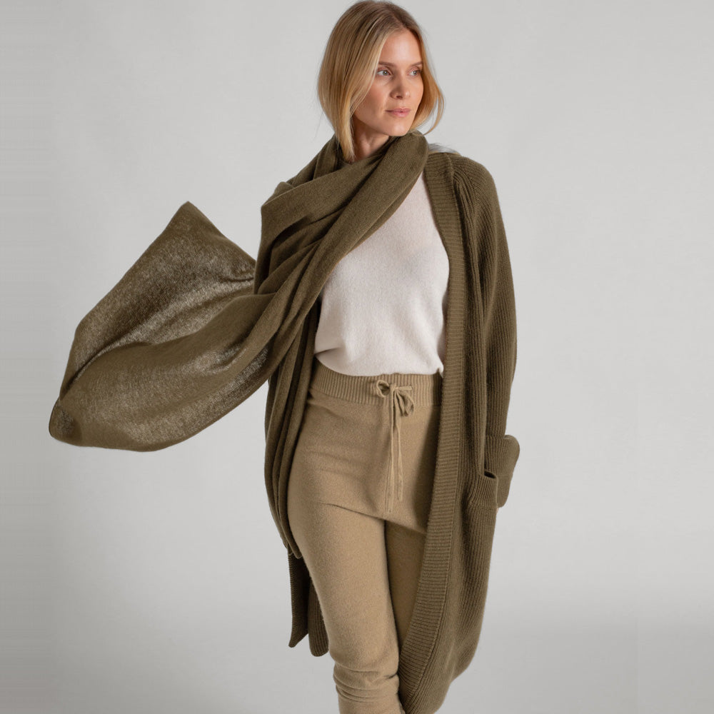 Skjerf Flow og cardigan Olea fra Kashmina i fargen hunter.