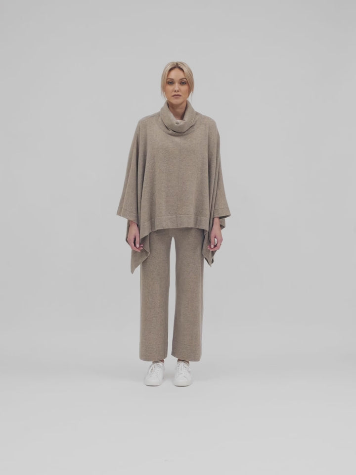 Poncho i 100% kashmir. Høyhalset i farge toast (melert brun/beige)