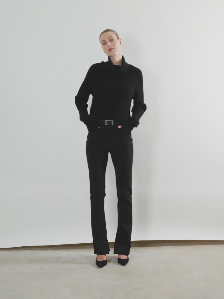 Høyhalset ribbestrikket kashmirgenser "Eline" i 100% cashmere. Norsk design fra Kashmina. Farge: Sort.