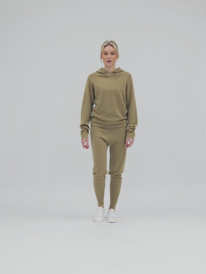 Hettegenser i 100% kasjmir. Norsk design av Kashmina. Farge: Olive