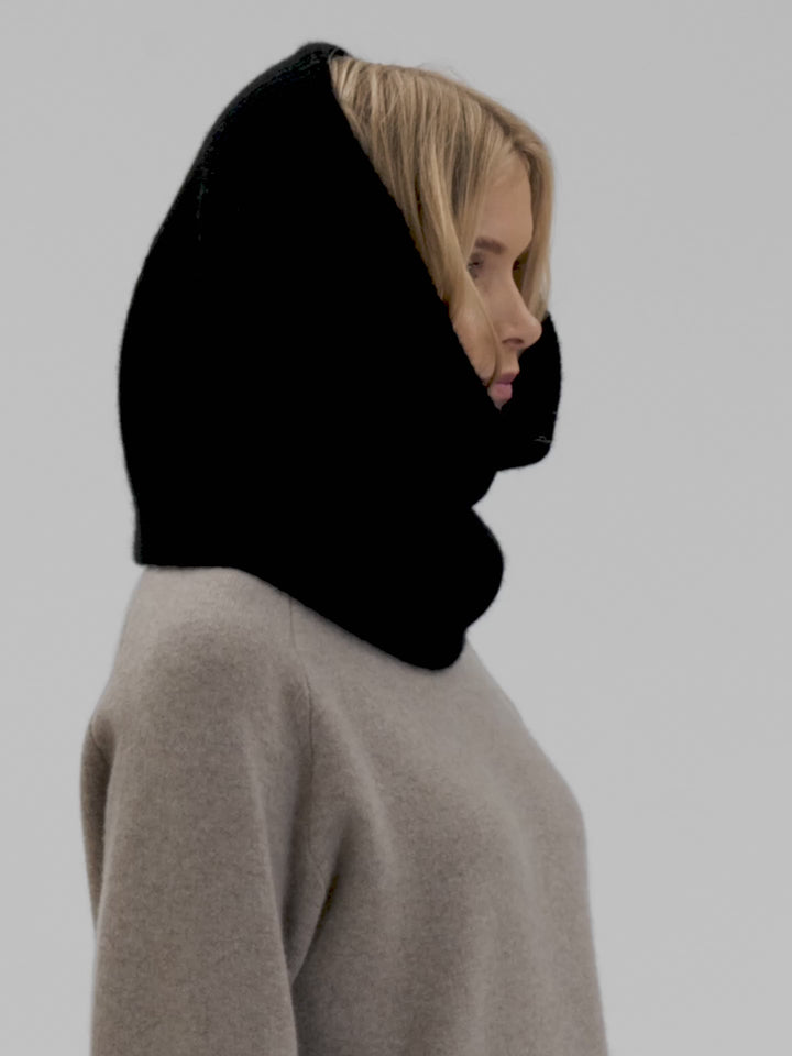 Ribbestrikket kashmirsnood / kashmirskjerf i 100% ren kashmirull. Norsk design fra Kashmina. Farge: Sort.