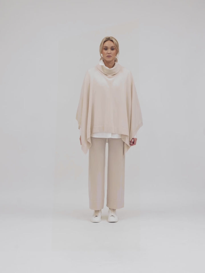 Høyhalset kashmirponcho i 100% kasjmir. Farge: perlemor. Norsk design fra Kashmina.