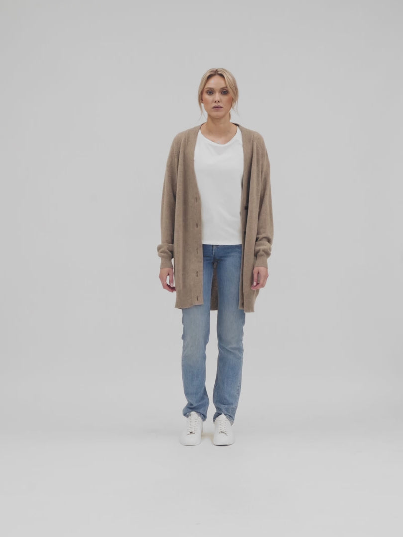 Kashmircardigan "lykke" Halvlang og romslig. 100% kasjmirull, Norsk design fra Kashmina. Farge: Melert brun - Toast