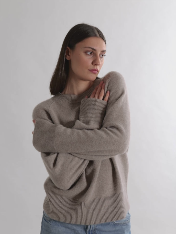 Kashmirgenser "Signy" i 100% ren kasjmirull. Norsk design fra Kashmina. Farge: Toast.