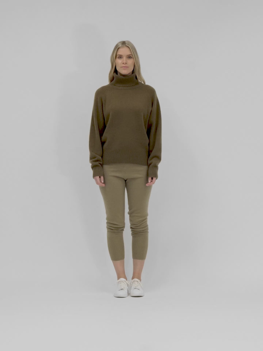 Høyhalset kashmirgenser "Milano" i 100% ren kasjmirull. Norsk design fra Kashmina. Farge: Hunter.