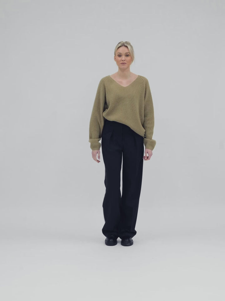 Ribbestrikket kashmirgenser med V-hals, "Maya" i fargen Olive. Norsk design i 100% kasjmirull fra Kashmina.