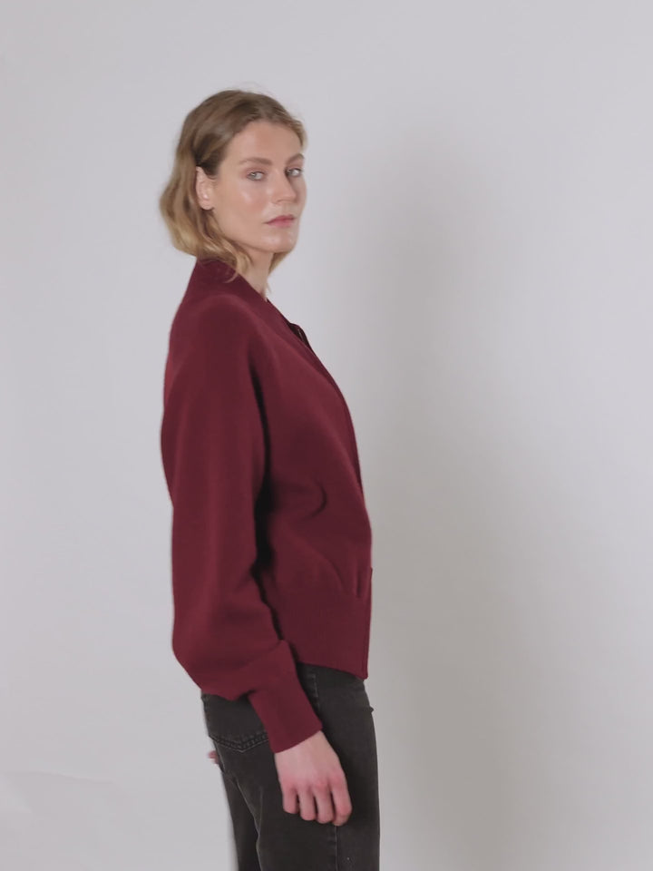 Kashmirjakke "Oline" i 100% ren kasjmirull, cashmere. Norsk design fra Kashmina. Farge rød burgunder "Bordeaux".