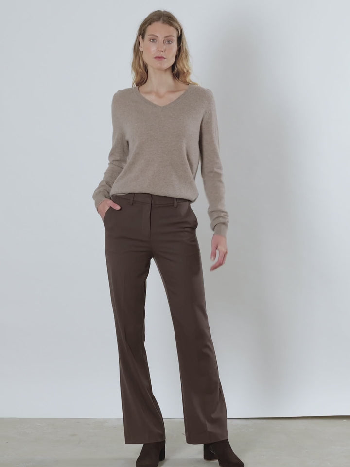 Kashmirgenser med v-hals "Erle" i 100% ren cashmere. Norsk design fra Kashmina. Farge: toast.