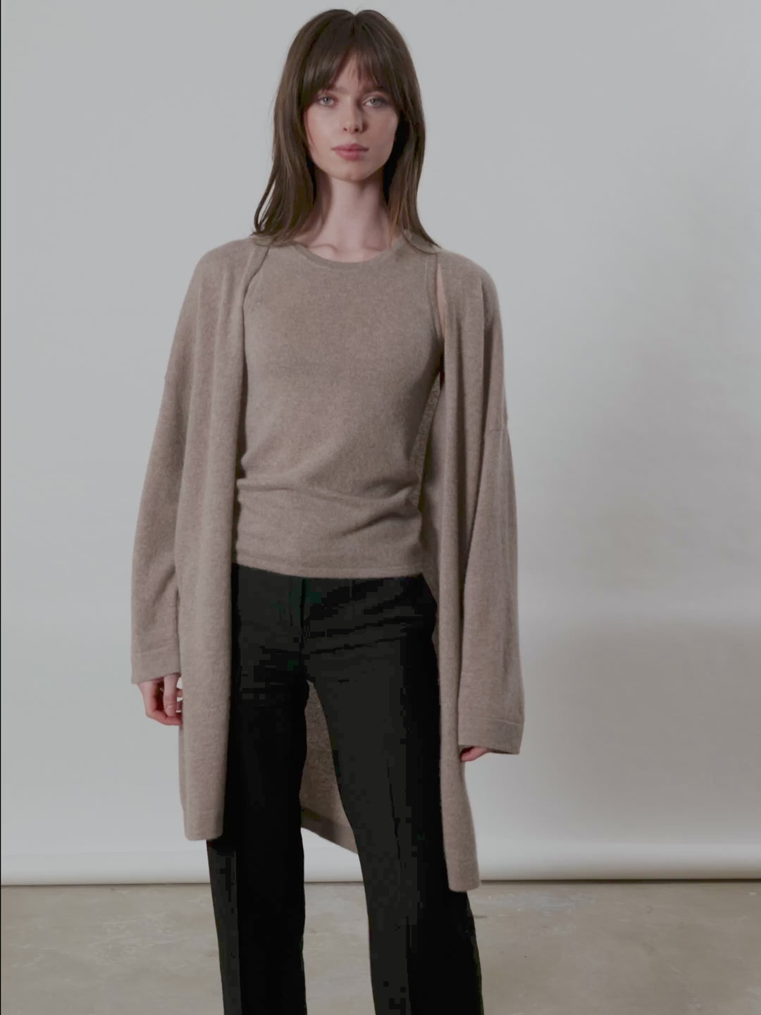 Lang kashmircardigan "Magni" i 100% ren cashmere. Norsk design fra Kashmina. Farge; Toast.